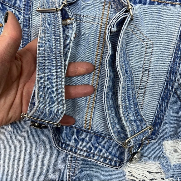 Divided size 2 jean short overalls with a distressed style - Picture 10 of 16